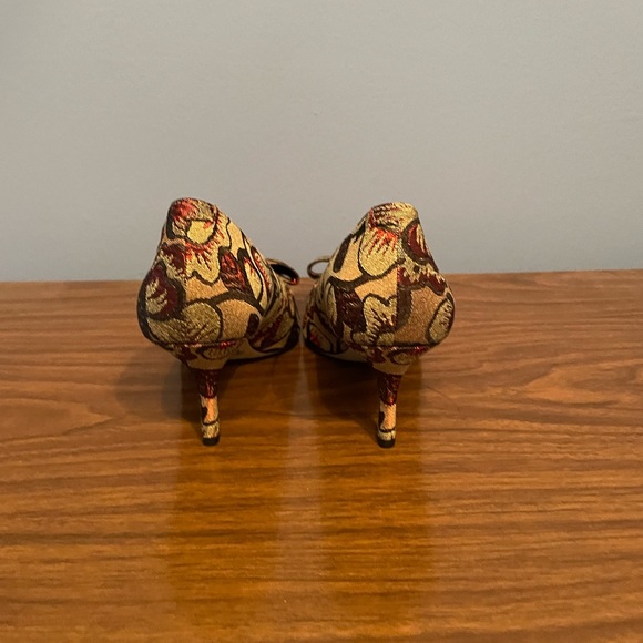 NWT Bettye by Bettye Muller Affair Crimson Brown Fabric Heels - Picture 5 of 8